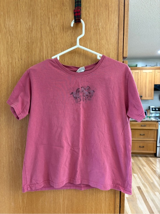 Vintage Tops - Vintage Rose Short Sleeve Tee with Horse Graphic 🐴